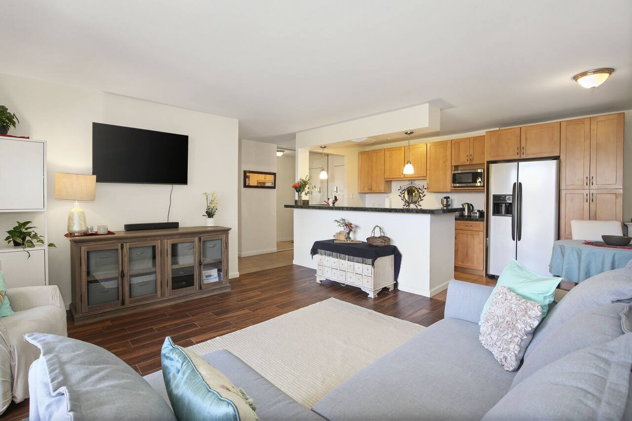 1 BED-Sunny Apt-Denver- Pool, gym, sauna, Walk to dining, shops, hospitals; 1