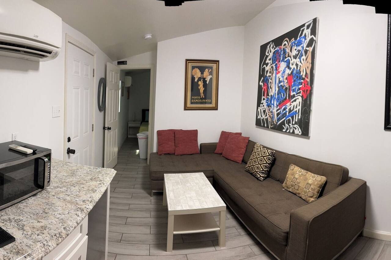 1 BR Apartment with Courtyard walking distance to Magazine street Art District 1