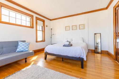 154 Quite & Bright & Spacious Apt in Brighton 1
