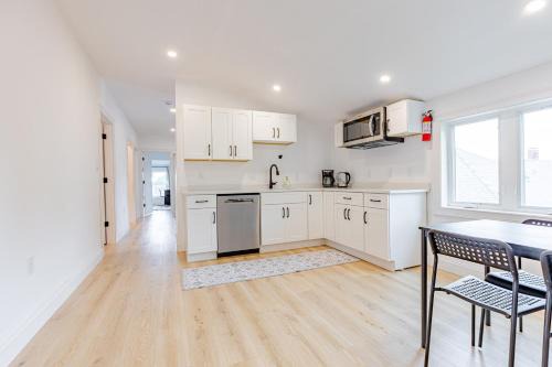 154R Newley Renovated Sunny Spacious Quite Apartment in Brighton 1