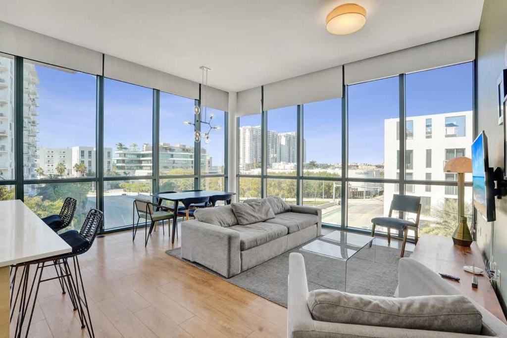 17WEST Spacious 3BR Apartment with Balcony 1