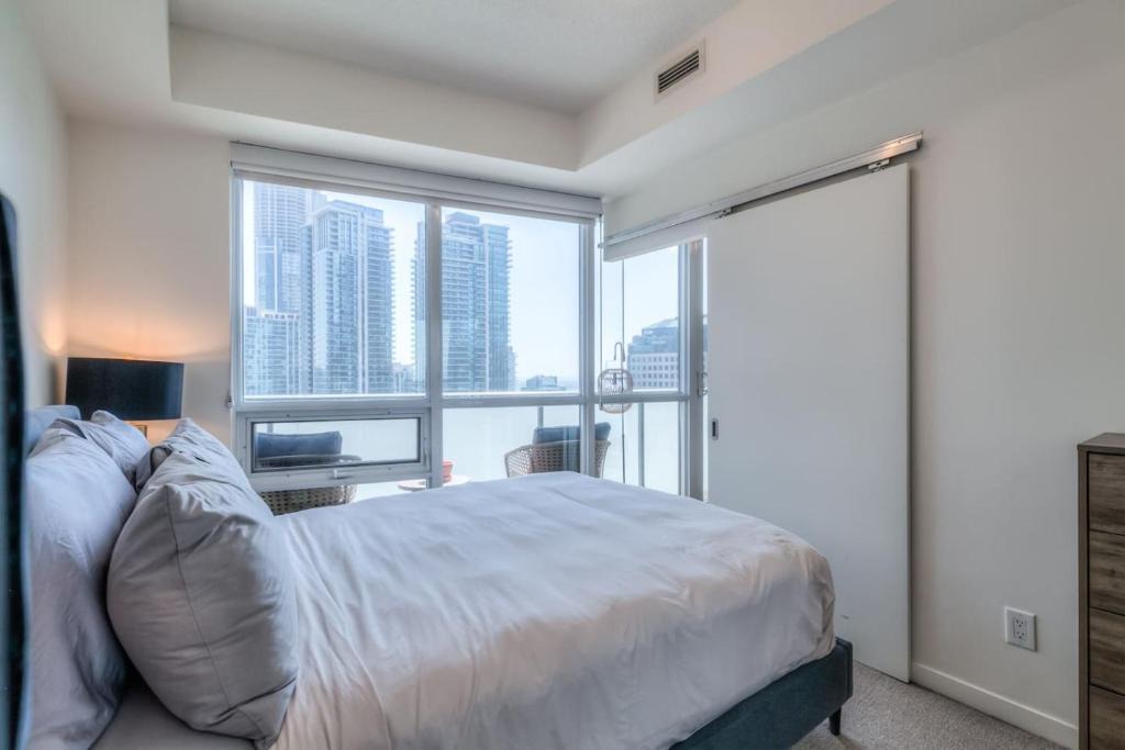 1BR plus Den Condo with Balcony in Heart of Toronto 1