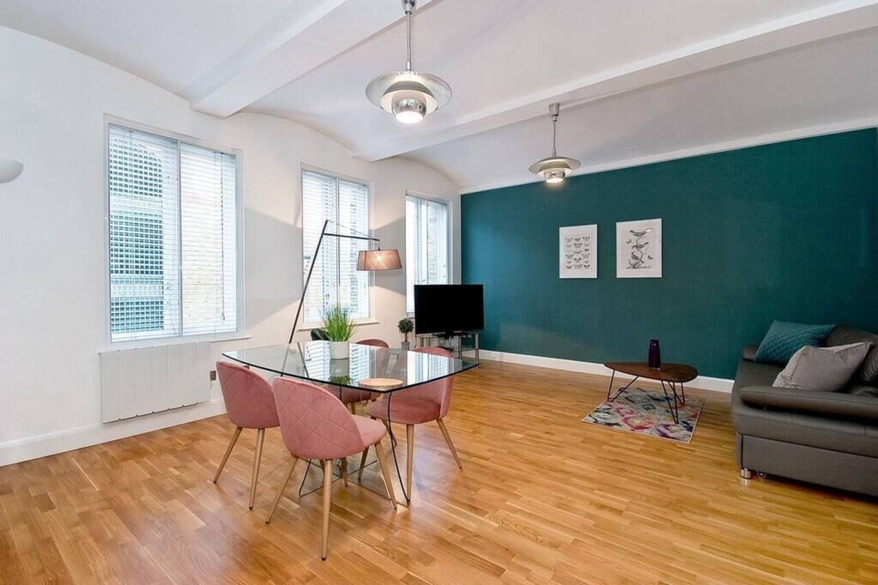 1M Farringdon sleeps 4 Large 1BR Former Warehouse 1