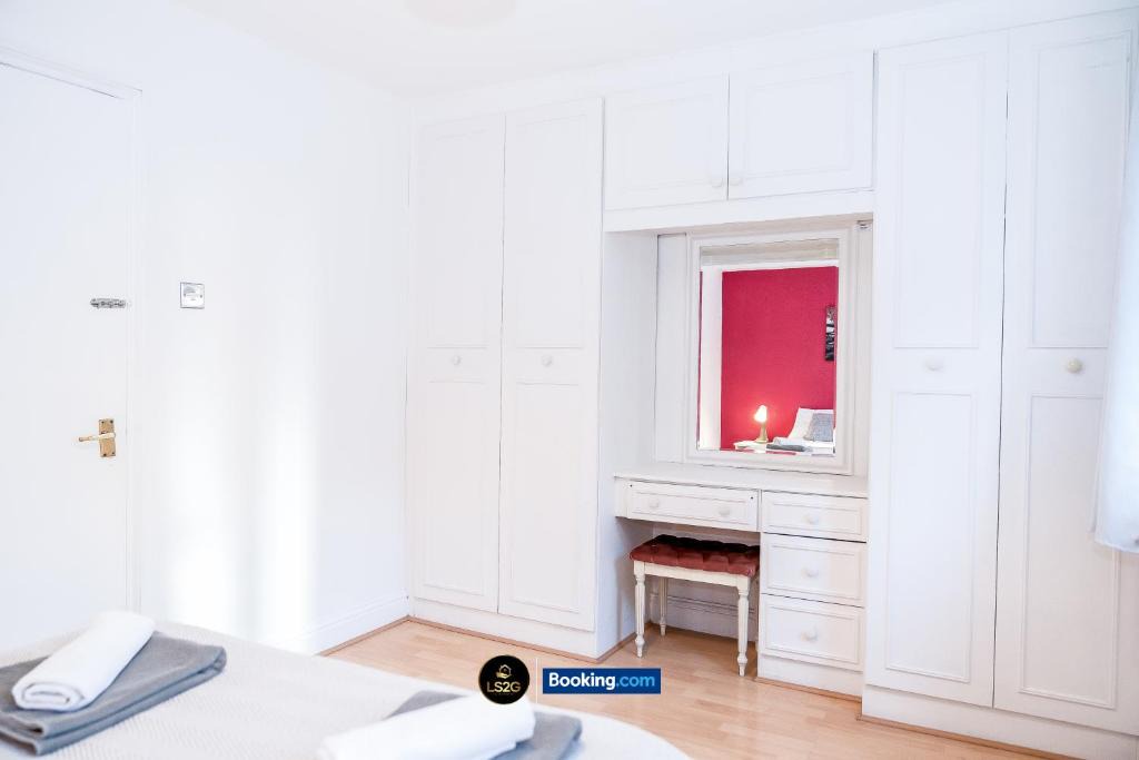 2-Bed Apartment near Metro in Islington by LS2G Stays 1