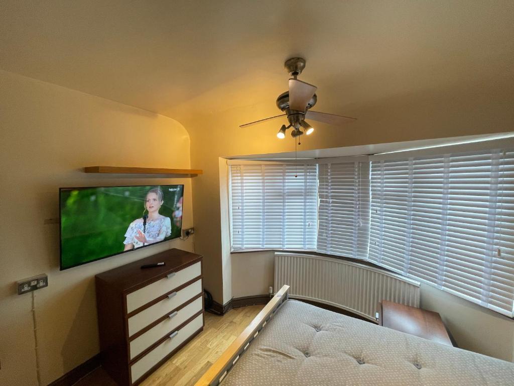 2 Bed Flat near Heathrow Airport & Elizabeth Line 1