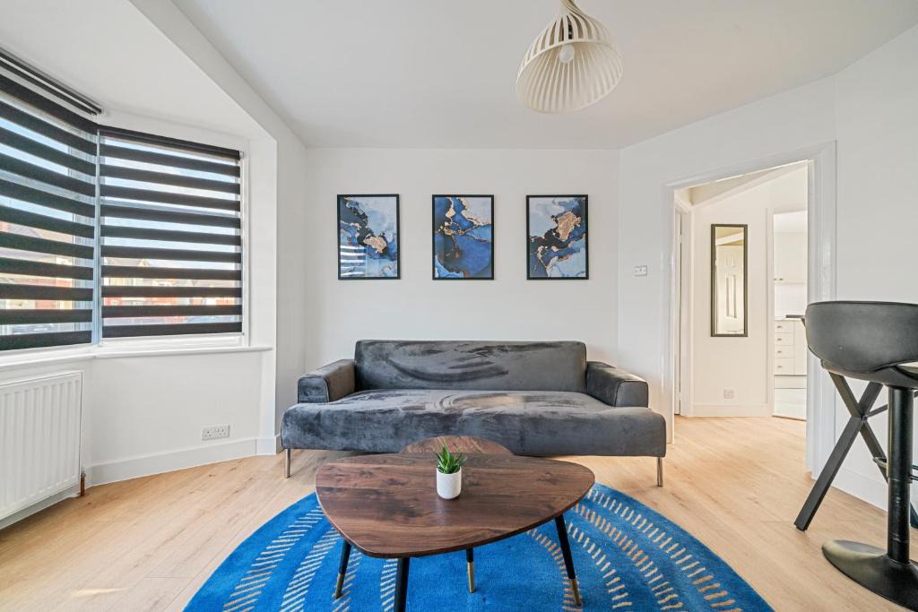 2 Bed Luxury Parking and Garden - Close to Heathrow 1