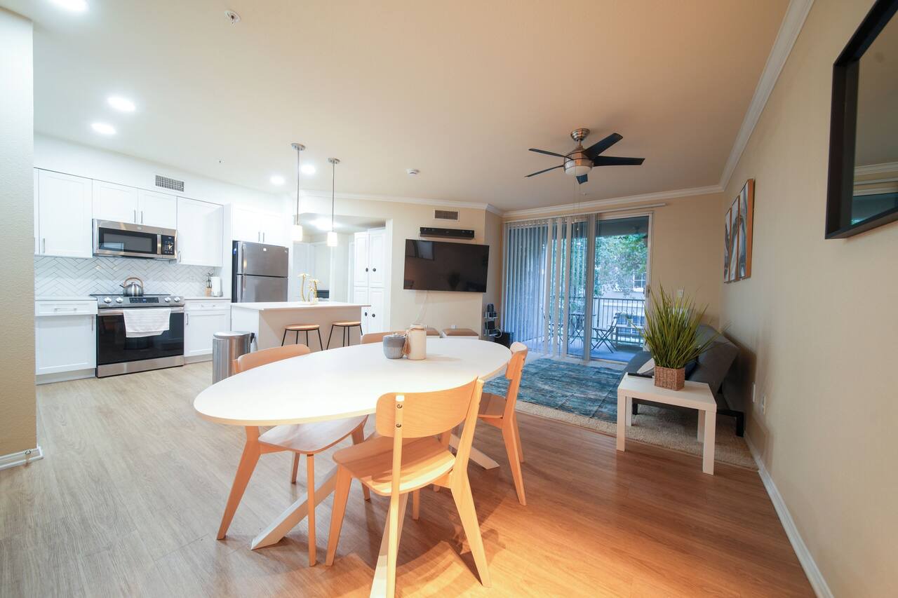 2-bedroom apartment in welcoming Santa Clarita with AC 1
