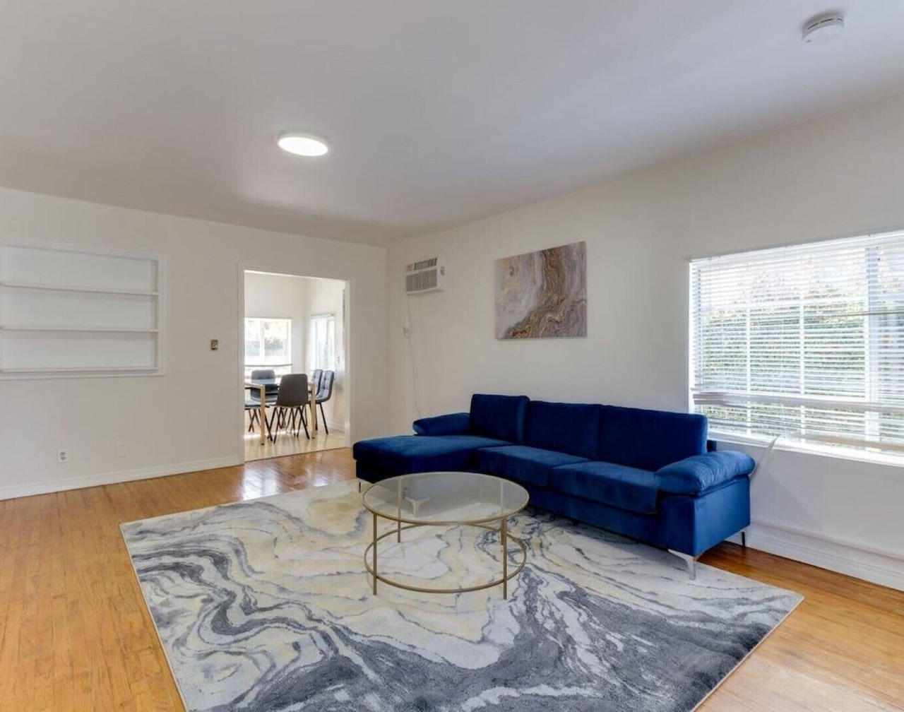 2 Bedroom Mid-Wilshire Charmer close to Downtown 1