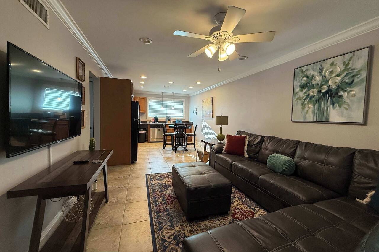 2 bedroom private apt & laundry 1