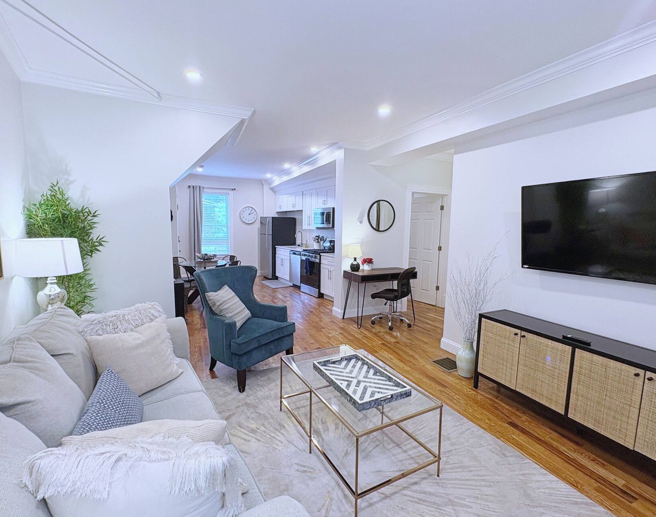 2 Bedroom with Private Deck Near Green Line 1