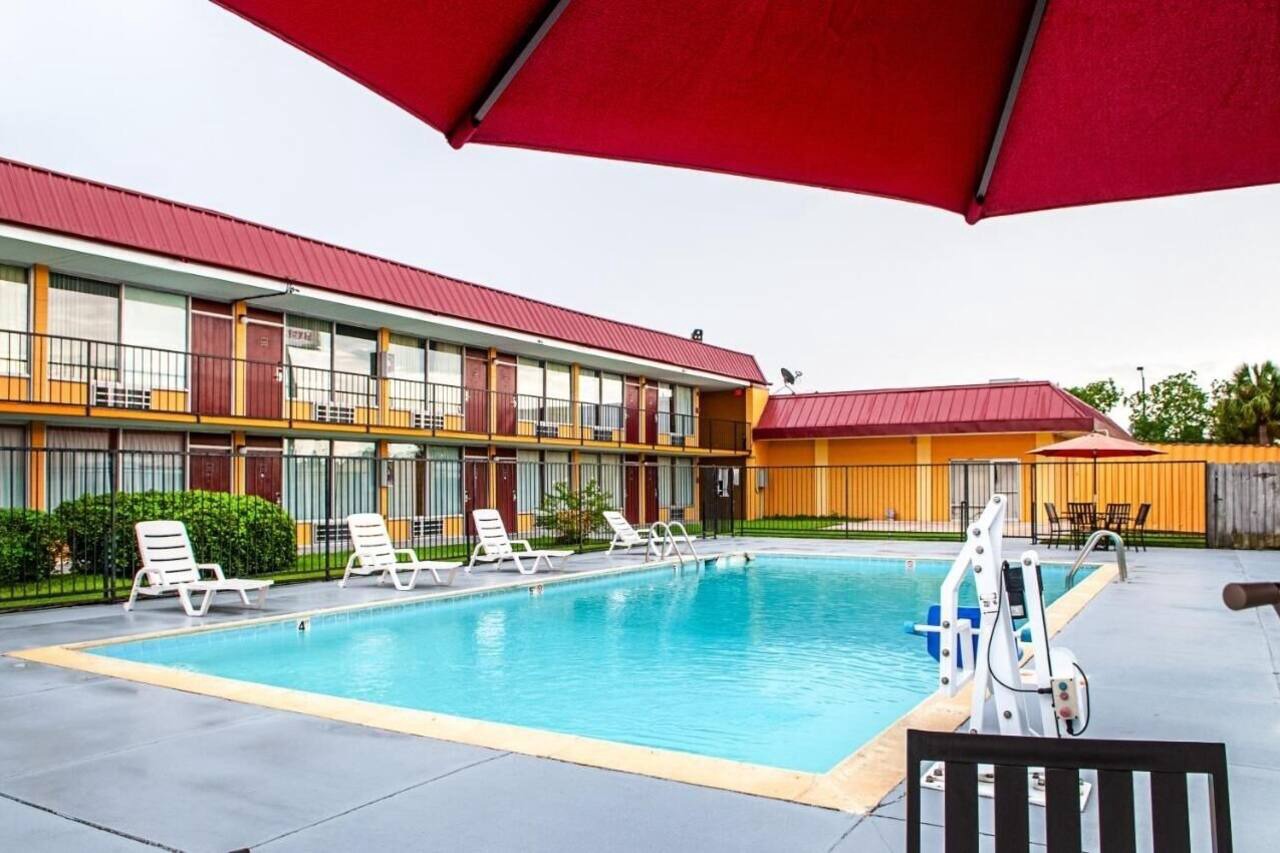 2 Budget-Friendly Rooms Near Popular Attractions – Close to I-10 1