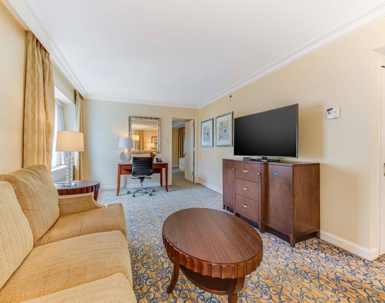 2 Connecting Suites at a 4⭐️ Hotel 1