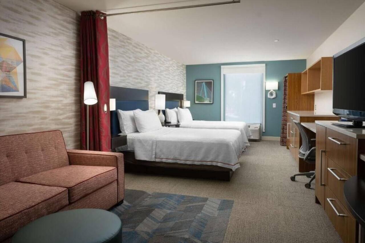 2 Queen Studio: Gym & Pool Access | 3 mi to Airport | 1mi to Shopping & Events 1