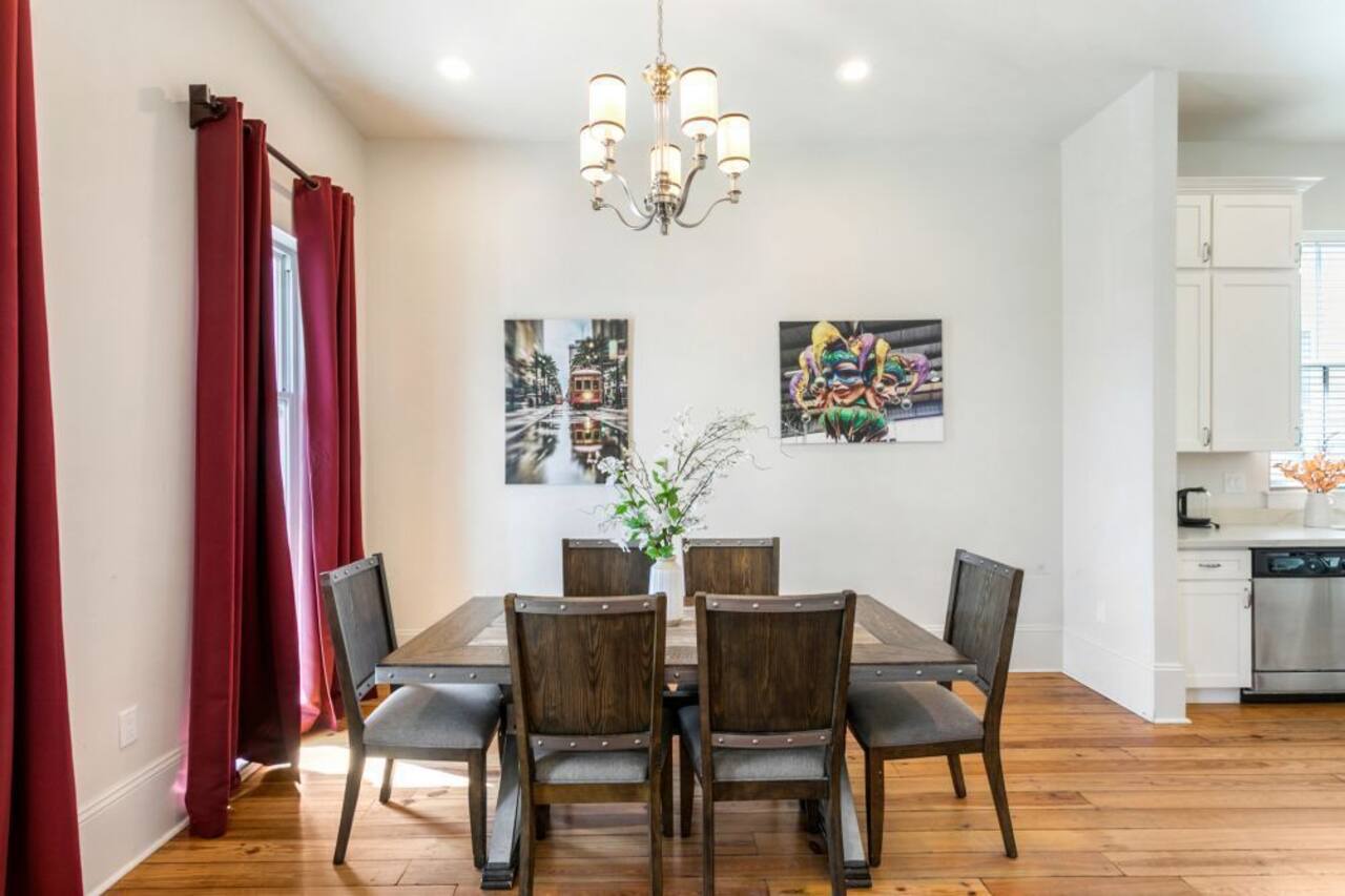 20% OFF Monthly | 10% OFF Weekly-Stylish 3BR on Carondelet by Hosteeva 1