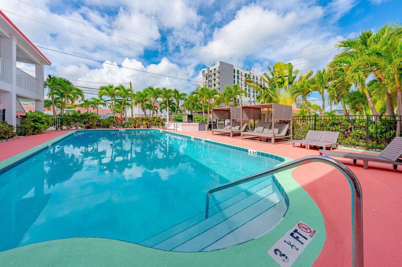 2211 · 3 Min Walk -> Beach/Heated Pool/Free Parking 1