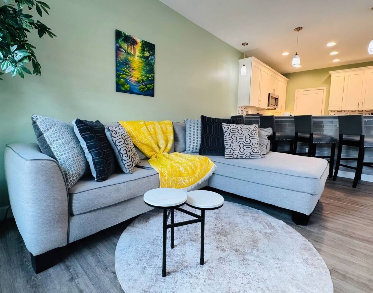 2B/2B College Park home w/fenced patio yard, close to DT Orl & WP. Pet Friendly! 1