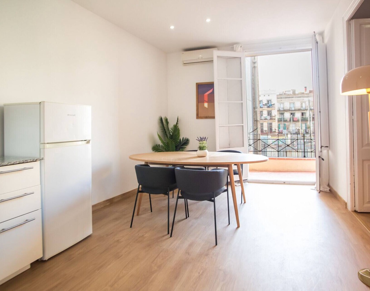 2ESC1067 - Magnific 2br flat in the gothic distric 1