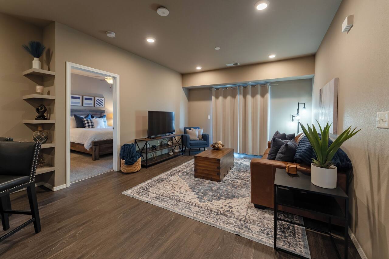 2nd Floor Apt + Amenities - South Springfield 1