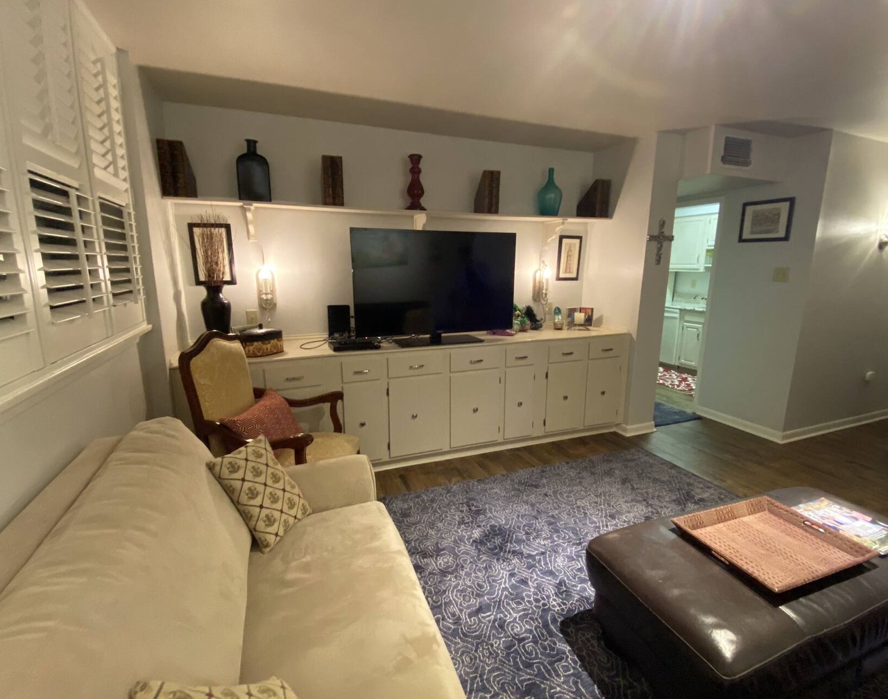 3 Bed 2 Bath On St Charles With 2 Parking Spaces Across From Street Car Stop 1