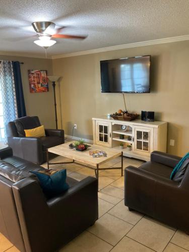 3 bedroom Cozy vacation rental near airport 1