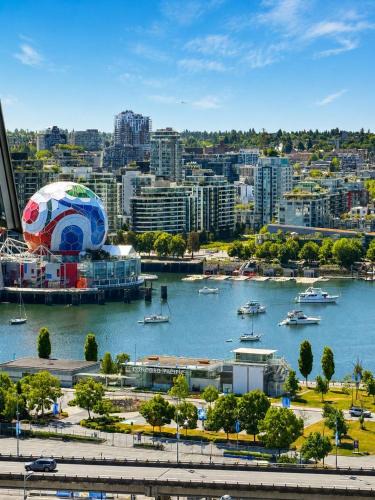3-Bedrooms premium apartemnt with stunning 180 water, mountain and city view Pool Hot Tub and Gym Heart of Downtown Skytrain 3mins walk to NEARBY STADIUM 1