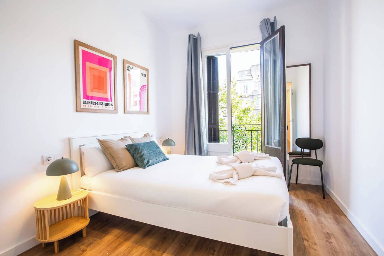 33PAR1094 - Magnific 2BR Flat in Poble Sec 1