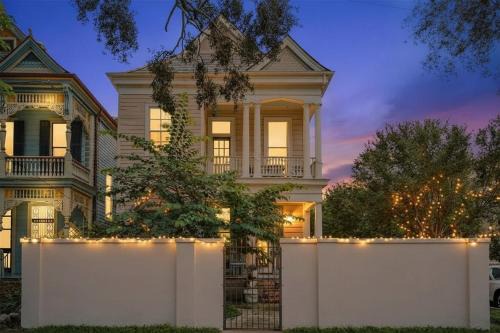 3BR 1BA PARISIAN, Gorgeous, FQ, Streetcar, Balcony sleeps 5 1