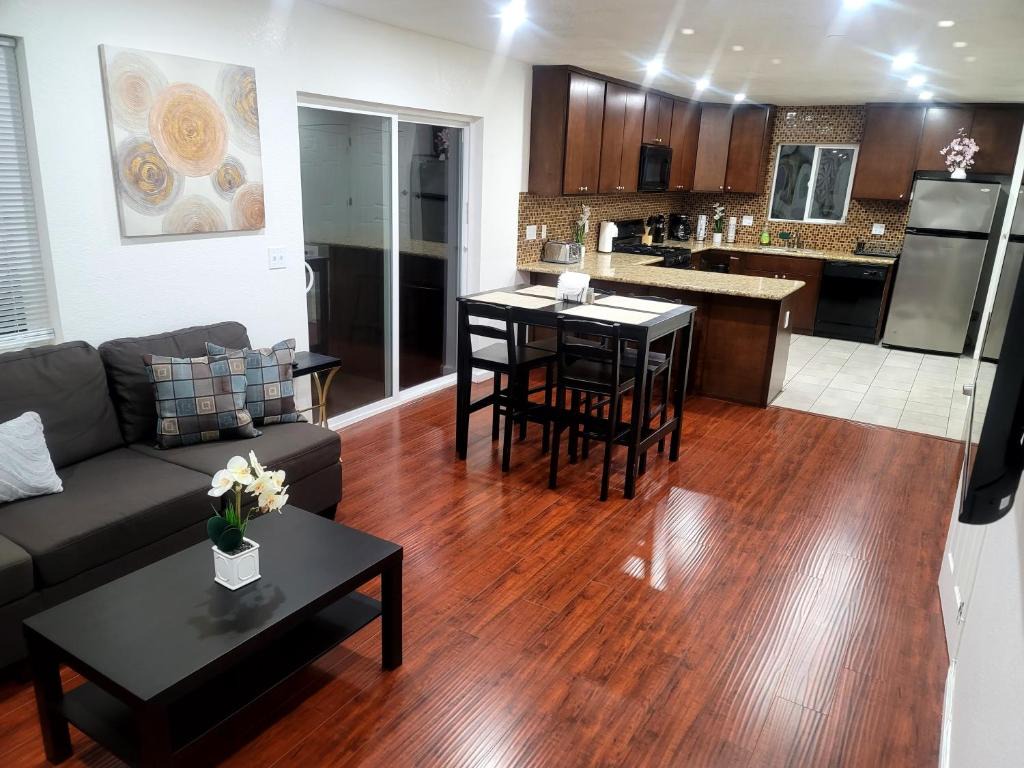 4 Bedrooms & 2.5 Bathrooms in LA 1