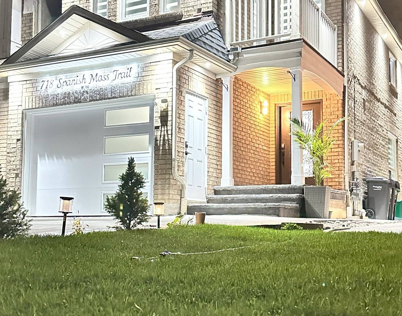 4 BR home near YYZ Airport & Train station|perfect for MAJOR INTERNATIONAL SPORTING EVENT stay|2 parking|patio 1