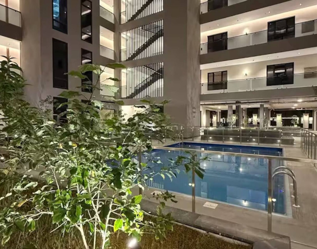 5 mins to the sea ~1BR luxury apartment ~Pool ~ Fast Wi-Fi 1