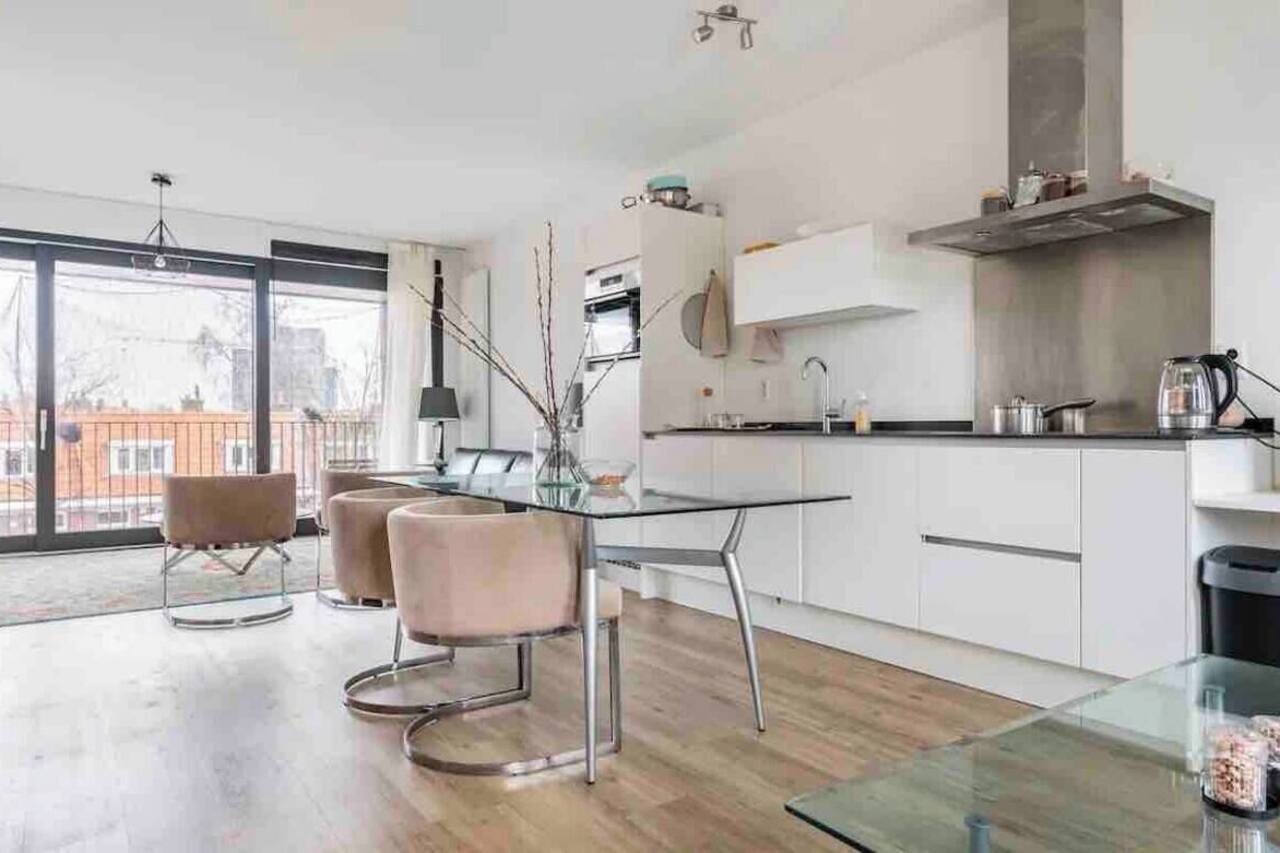 5 minutes from Central Station! Spacious and bright family apartment with roof terrace. 1