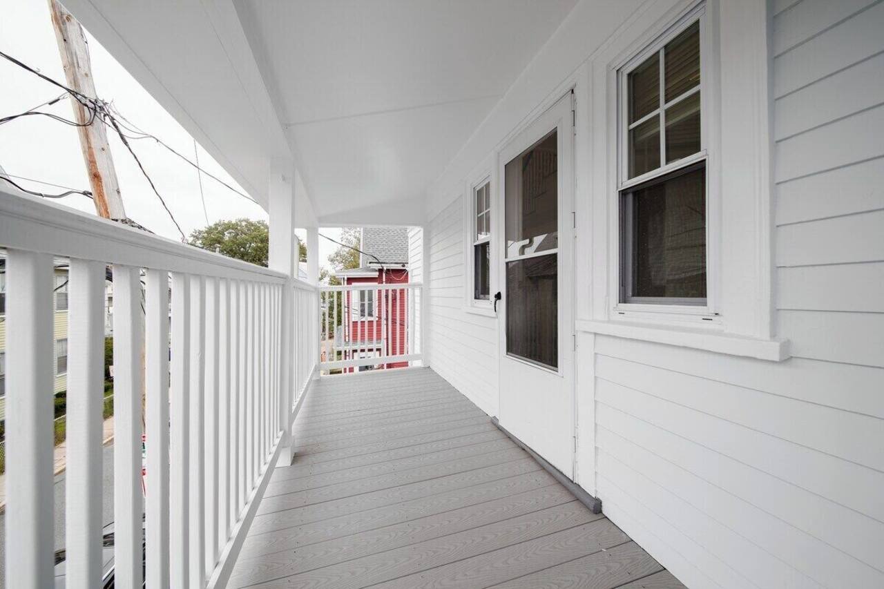 5BR 2BTH Bright & Spacious Apt in Brighton 1