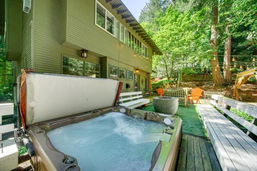 8 Mi to Dtwn Seattle: Pet-Friendly Apt w/Hot Tub 1