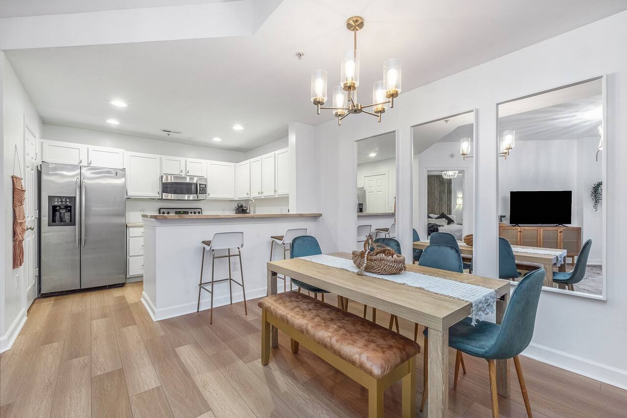 A Modern Boho, Uptown 2 bdrm Condo + Rooftop Terrace 1