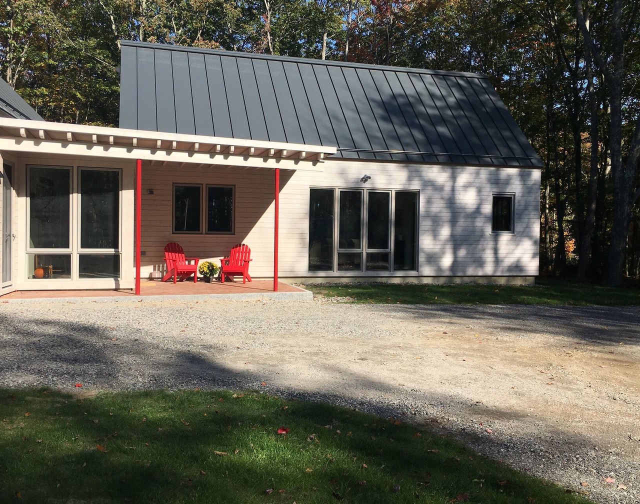 A second floor apartment with en-suite near UNE, Southern Maine beach’s. 1