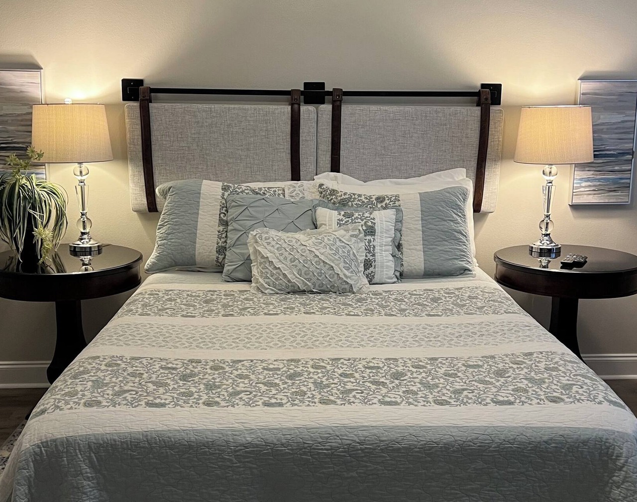 Adorable cottage located minutes from beaches, shopping, dining! 1