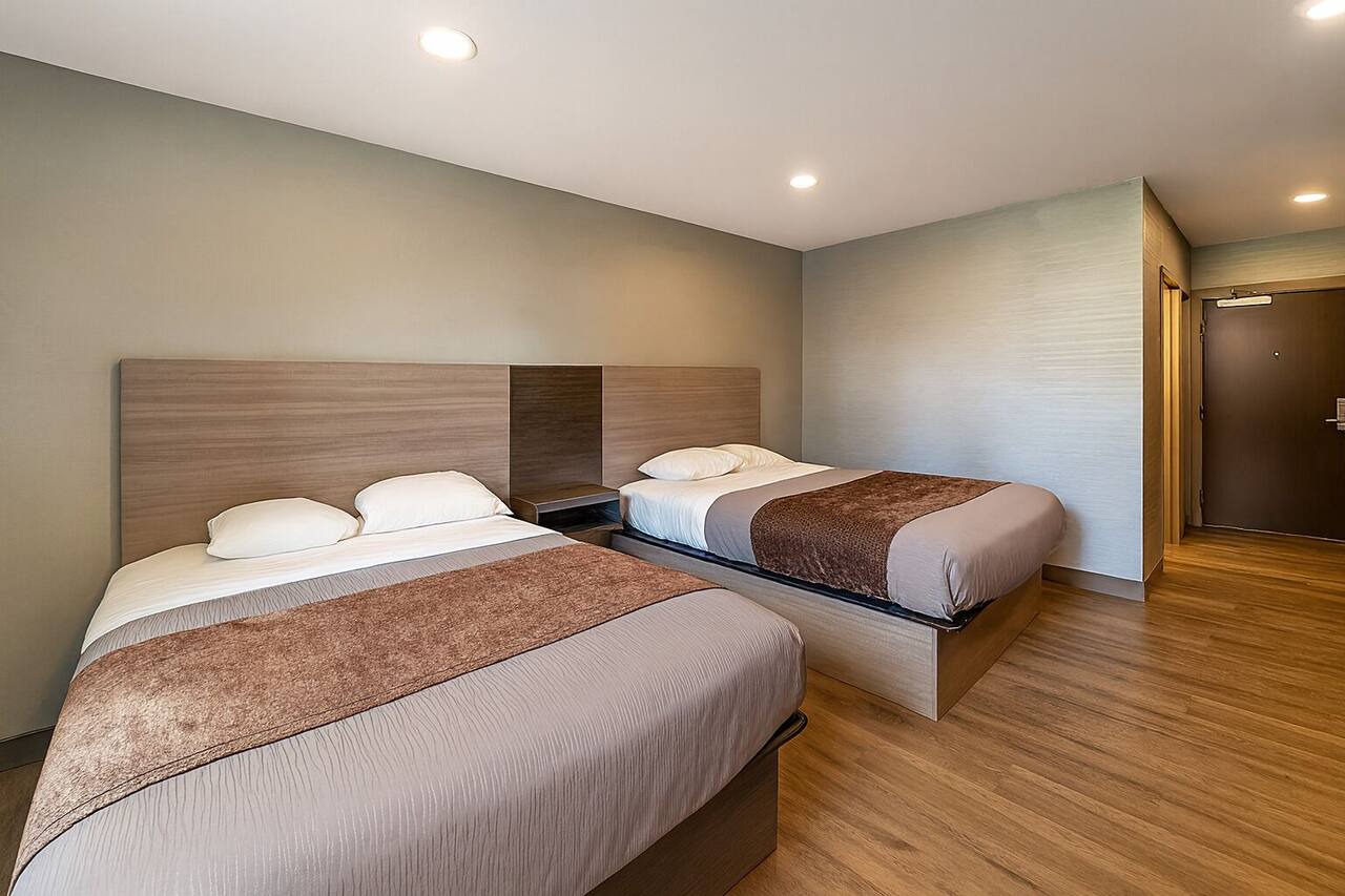Affordable Accommodation Near Capron Park Zoo! FREE Breakfast & Parking! 1