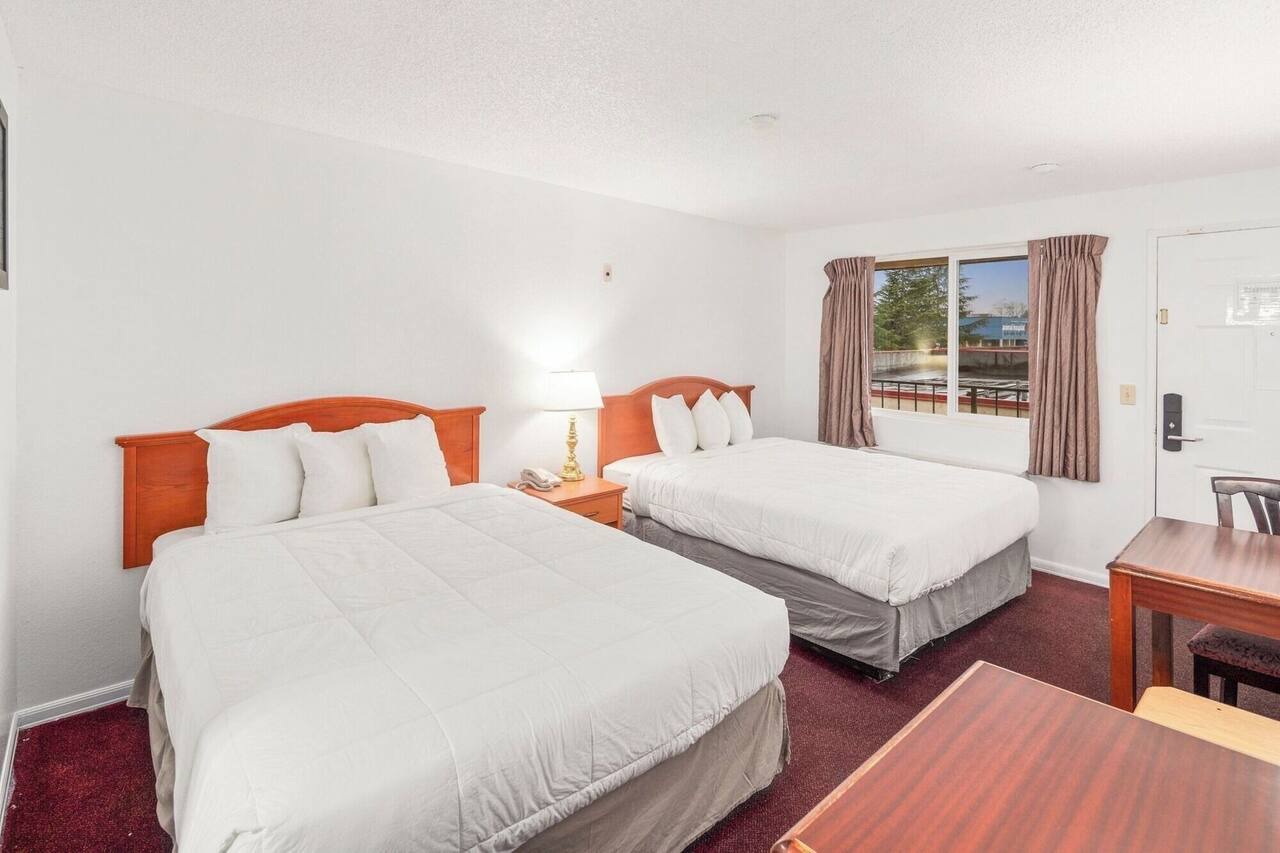 Affordable Room Near Scenic Gene Coulon Beach Park – Just 2.7 Miles! 1