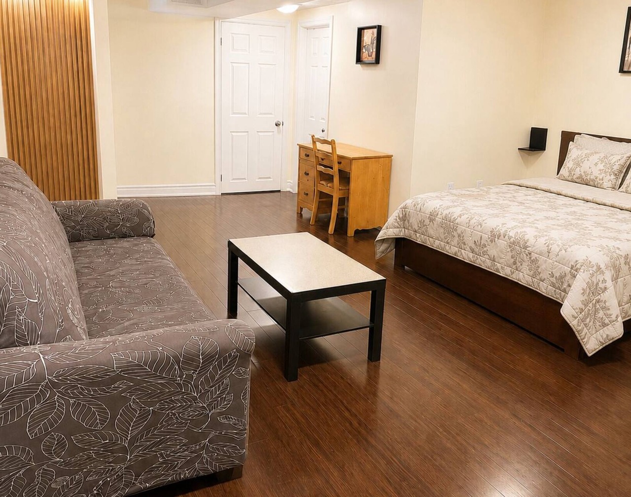 Affordable Spacious Private Suite| Ensuite Bath | Free Parking | Pearson Airport 1