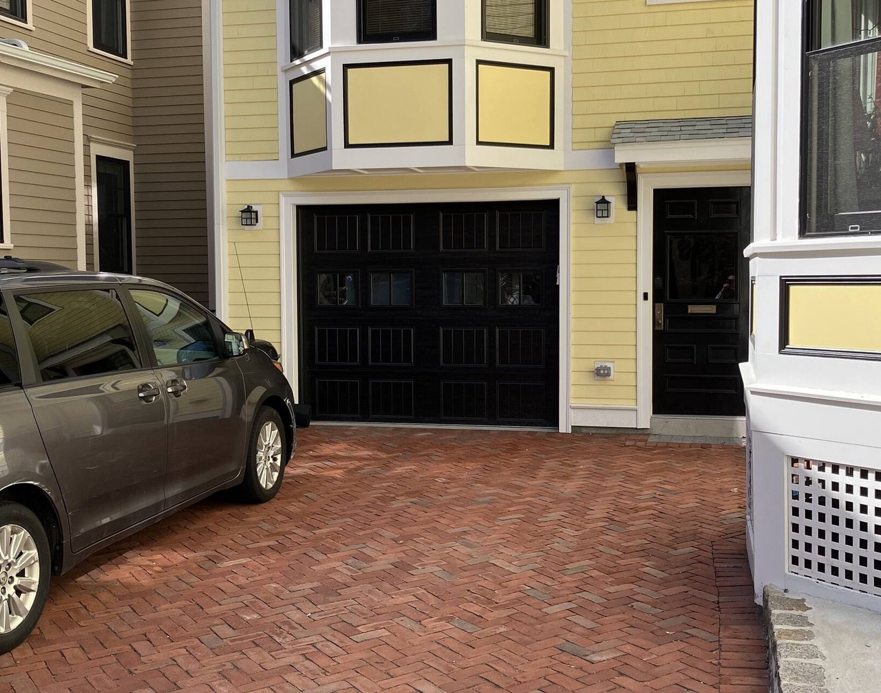 Airy new apt for 2-6. Off-street parking. Walk to shops/restaurants/subway/bus 1