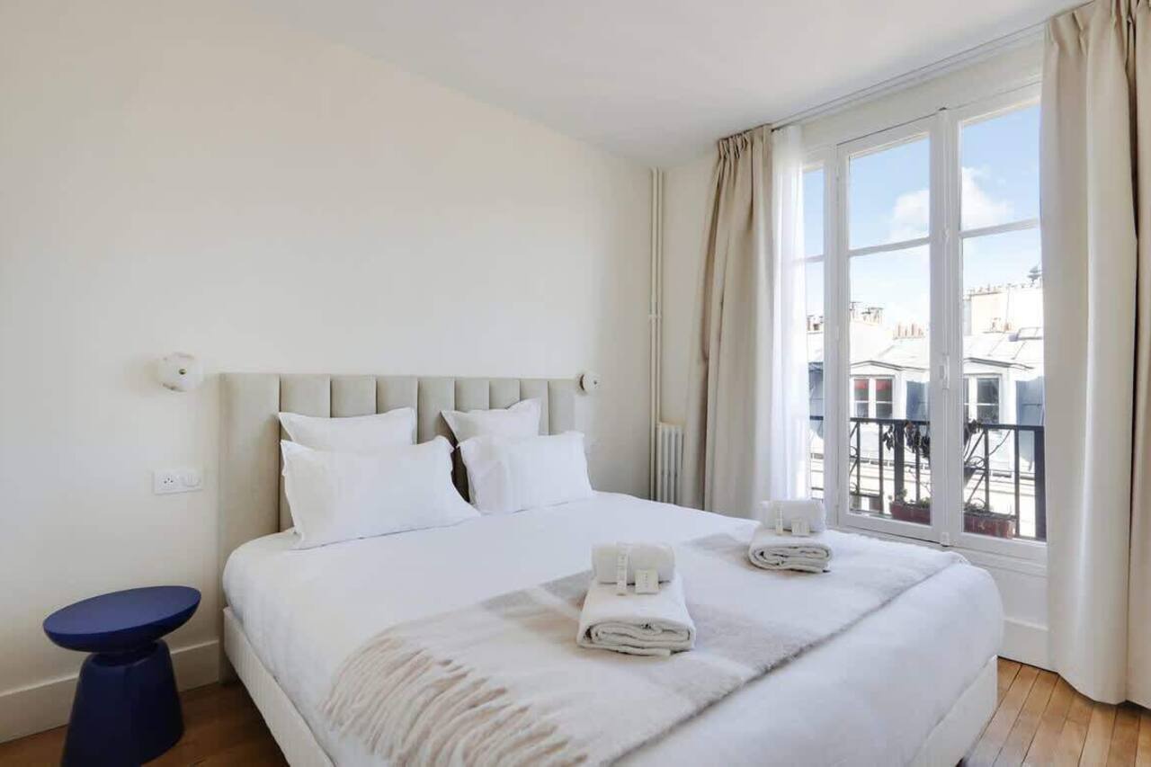 An Elegant 1-BR in St-Michel Notre-Dame 1