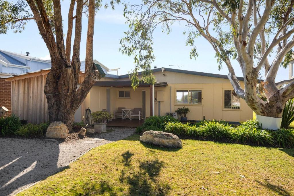 Anmere Cottage 1