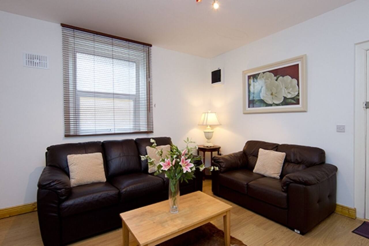 Apt sleeps 5 within walking distance to city, park 10 min walk and zoo 15 min 1
