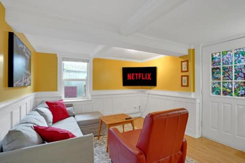 Artsy Private Guest Suite with Outdoor Saloon 1