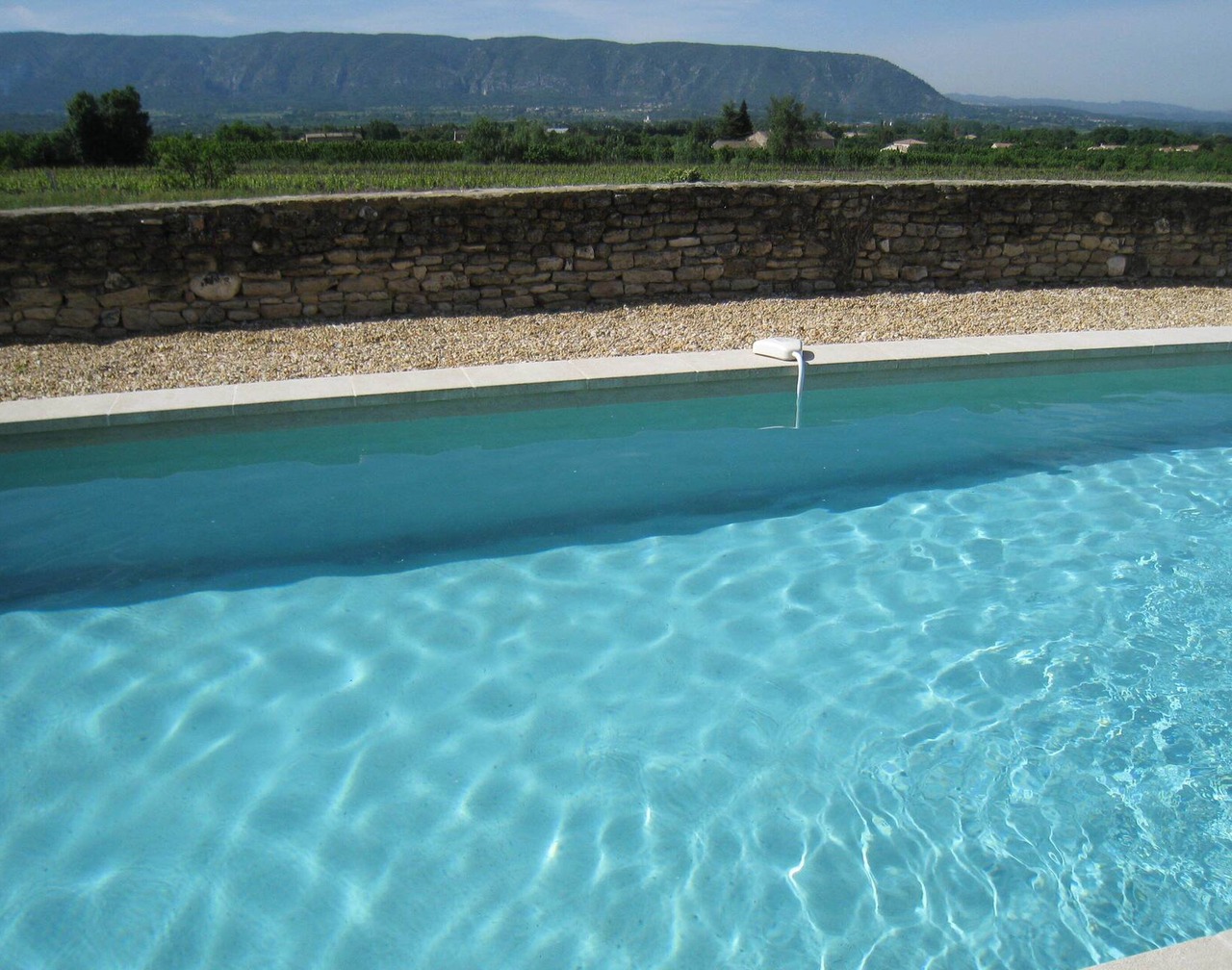 Authentic farmhouse facing the LUBERON, quiet location, secure private pool, 1