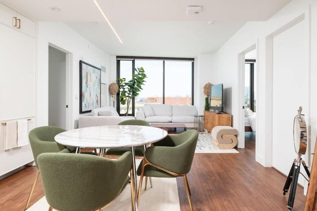 Back-Bay Upscale Central Penthouse W Roof-top 1