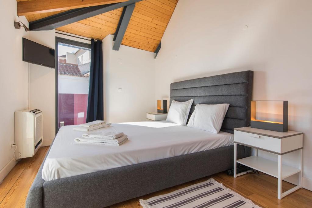 Bairro Alto Stunning Flat With Balcony by LovelyStay 1