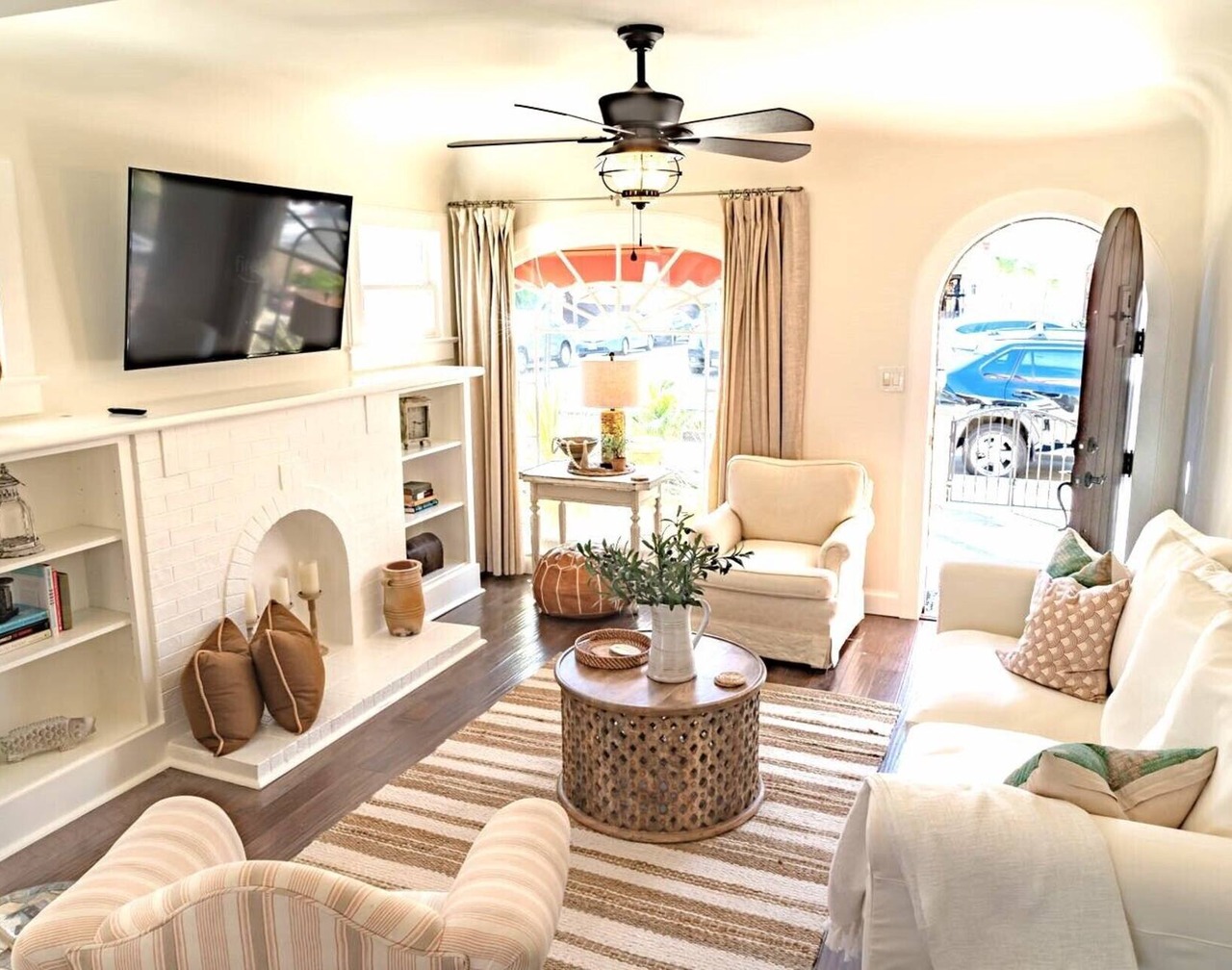 Bay front beach home, steps to the sand, shopping & dining. Parking, AC - clean! 1