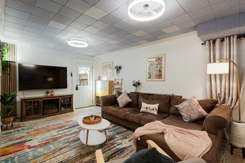 Beach Block 2-Bed with Coastal Palm Trees and Yard 1