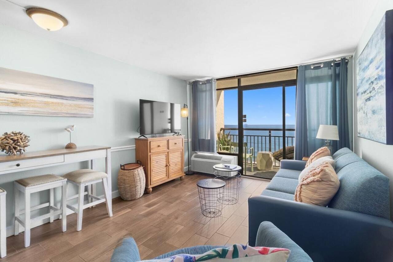 Beachside Bliss: Oceanfront Suite w/Breakfast 1